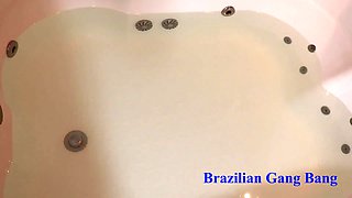 Na minha primeira orgia dei pra quatro junto com o negão do pauzão