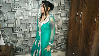 Indian gaane par couple ki romantic sec bed par Sola kar
