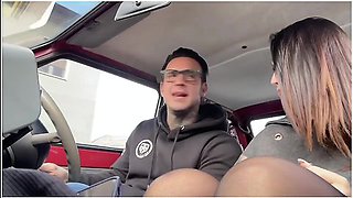 Milf Tradisce Il Suo Ragazzo Con Uno Sconosciuto Nella Sua Panda Lucas Speracchi