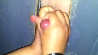 Svenska Hustruns Glory Hole Handjob