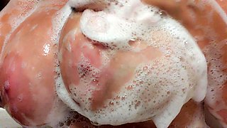 Big boob brunette masturbates on webcam
