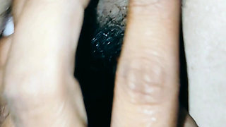 Girlfriend ke chut me ungli ghusa di closeup