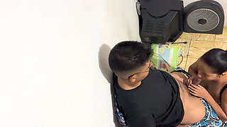 Recording! He Performs Oral Sex on His Stepson Until He Squeezes Everything