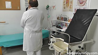 MILF Spy Peeks in Gyno