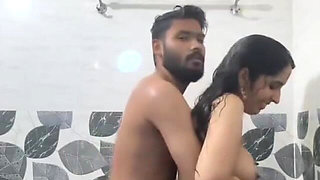 Full Video of Indian Desi Girl Sex with Her Boyfriend in Bathroom