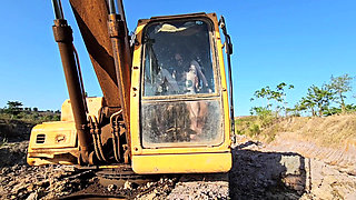 Irresponsible Operator Abandons Work to Engage in Transactions Inside a Machine During Working Hours