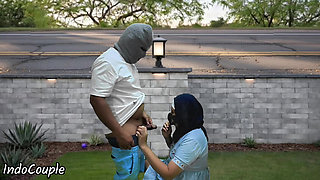 Istri muslim berhijab yang tukang selingkuh pamer memek di depan umum dan nyepong kontol orang asing demi uang viral di jakarta