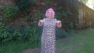 Mature Slut Fingers Pussy Outdoors Till Squirting Explosion