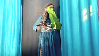 Akeli ladki ne apni chut mein ungali Dal ke Pani nikala