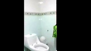 Indian Girl Masturbates on Webcam After Bath